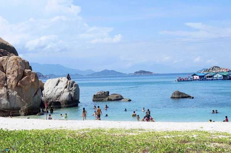 Bãi biển Ninh Chữ