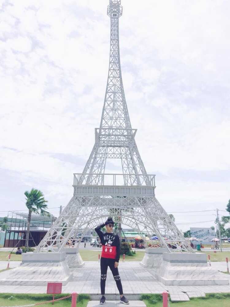 Tháp Eiffel (tháp 300 mét) ở Pháp