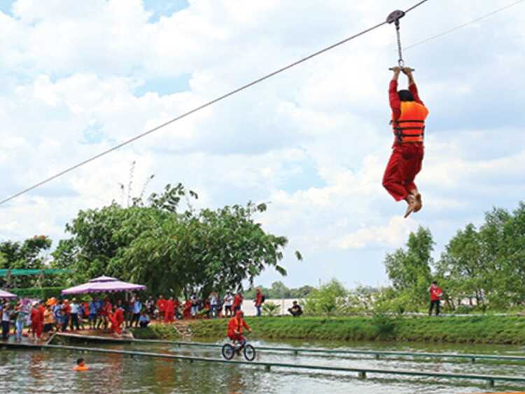 Zipline qua hồ – chạy xe đạp qua cầu ván